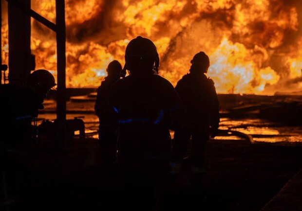 Рятувальник на місці пожежі. 