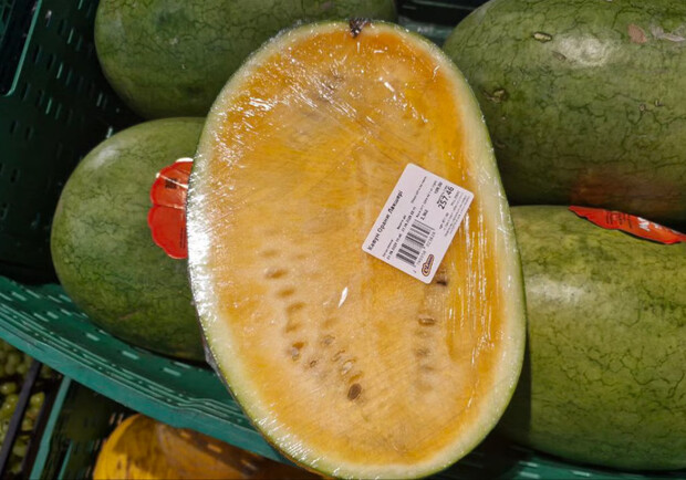 В одесском супермаркете продают желтый арбуз: сколько стоит экзотика 