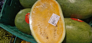 В одеському супермаркеті продають жовтий кавун: скільки коштує екзотика