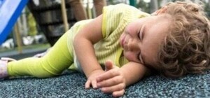 У Дніпрі в парку Шевченка на дитину впала інсталяція у вигляді барного стільця: дівчинка у комі