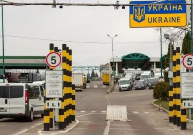 Українці-чоловіки 18-22 років отримали право на виїзд за кордон. 