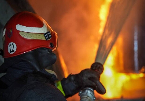 Рятувальник на місці пожежі. 