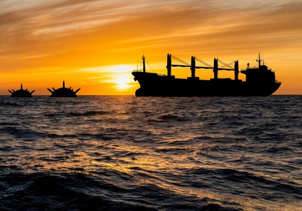 Судно та міни в морі. 