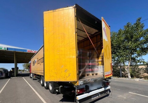 Фура, в которой прятался военнообязанный. 