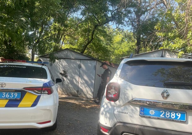 Поліцейські автівки на місці вибуху. 