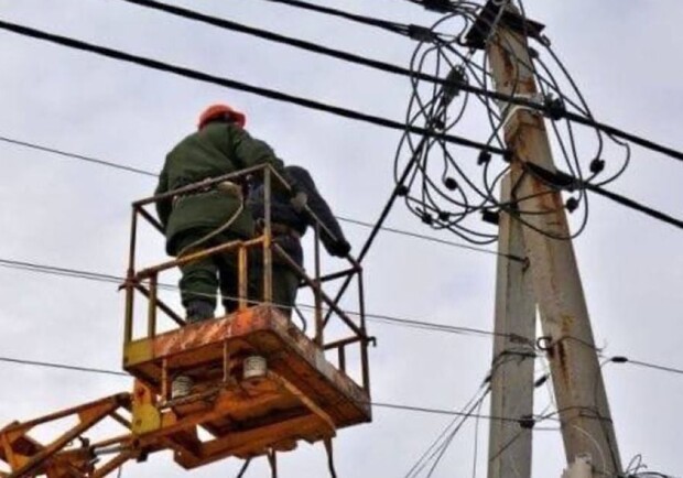 В Одеському районі відновлюють електропостачання після атаки: енергетики працюють цілодобово 