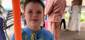 В Кривом Роге мальчик, потерявший при обстреле руку, вернулся в школу