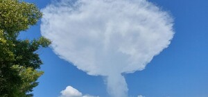 Над Дніпром з'явилася рідкісна хмара схожа на 