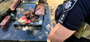 В Одессе мужчина повредил почти три десятка памятников на кладбище: его разоблачили полицейские