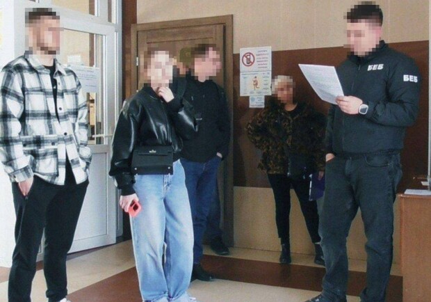 Затримання підрядників і представниці АМПУ. 