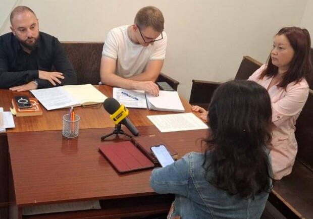 Прокурор Олег Плотицкий, подозреваемая в убийстве ребенка и адвокат в суде. 