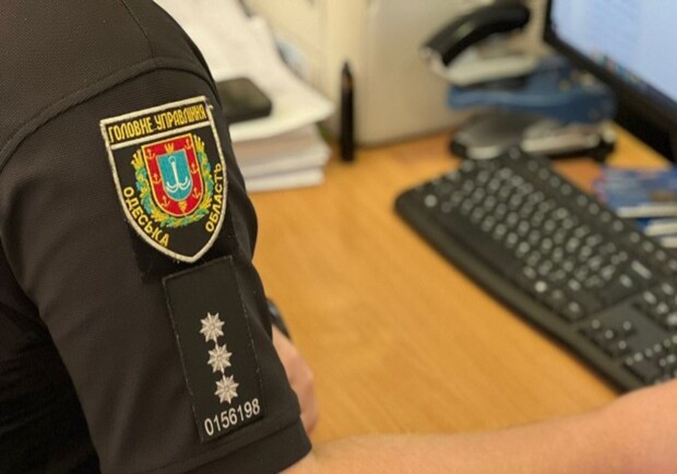 Полицейский работает на компьютере. 