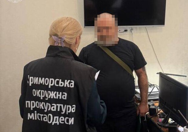 Затримання одесита, який хотів продати іноземцю посвідку на проживання. 