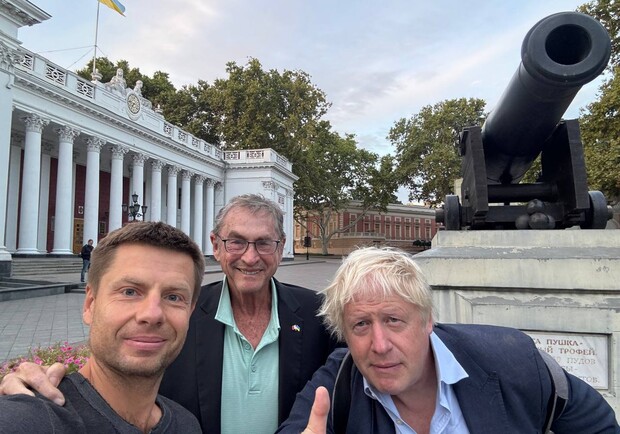 Борис Джонсон с Майклом Эшкрофтом и Алексеем Гончаренко. 