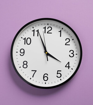 Переход на зимнее время в Украине 2025: когда и куда нужно переводить часы