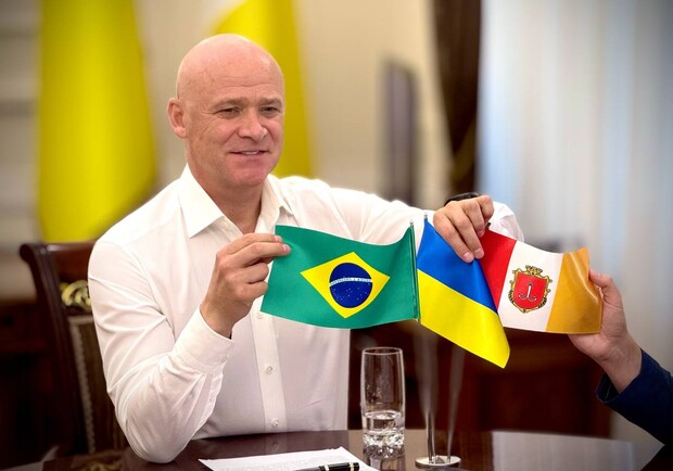 Геннадій Труханов із прапорами Одеси й Нової Одеси. 