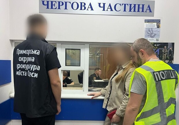 Задержанная женщина в полицейском участке. 