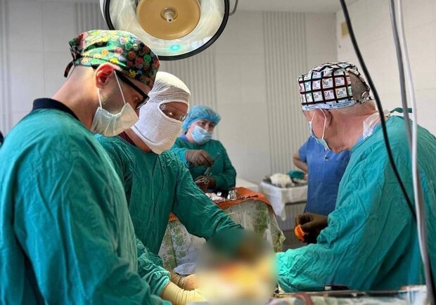 Врачи во время операции. 