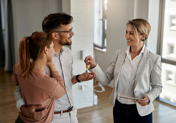 Орендарі отримують ключі від житла. 