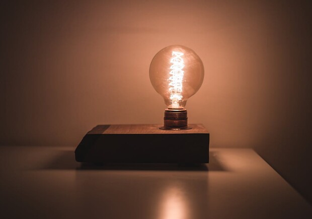 Лампочка на столі. 