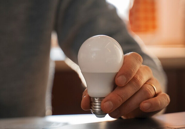Лампочка в руці. 