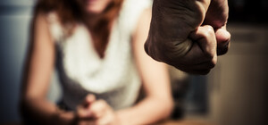 У Кривому Розі чоловік побив власну матір: суд призначив штраф 850 гривень