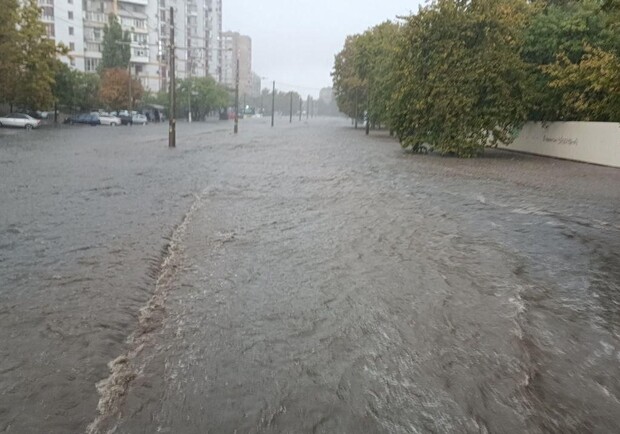 В Одессе через несколько часов выпала месячная норма осадков: какие улицы подтоплены и где ограничено движение 