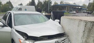 У Шептицькому водій раптово помер за кермом, автомобіль в’їхав у пам'ятник: фото 