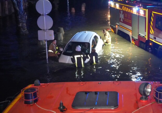 Рятувальники шукають людей на затоплених вулицях. 