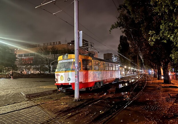 Трамвай во время непогоды в Одессе 30 сентября 2025 года. 