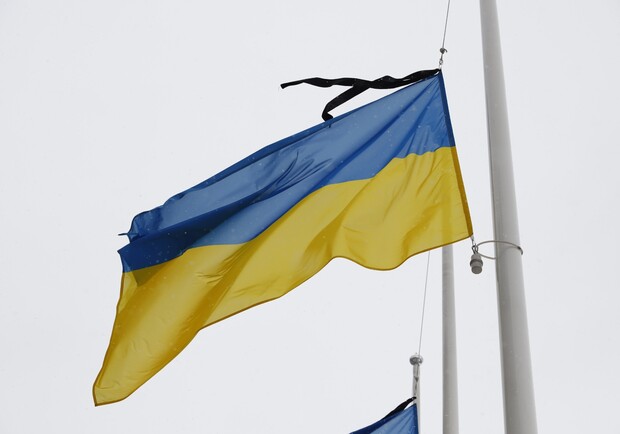 Флаг с черной лентой. 