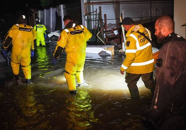 Спасатели на затопленной улице. 