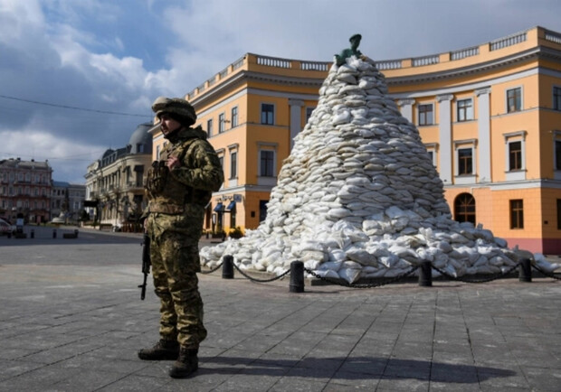 Військовий біля пам'ятника Дюку. 