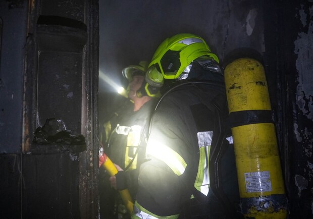 Рятувальник на місці пожежі. 