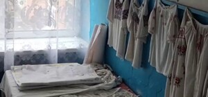 Украинский военный спас старинные вышиванки из разрушенной школы на Харьковщине