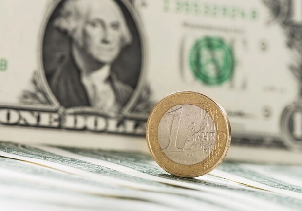 Курс валют в Україні 8 жовтня 2025 року: скільки коштує долар та євро - фото