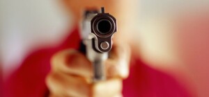 В Запорожье подростки угрожали пенсионеркам пистолетом: родителей наказали