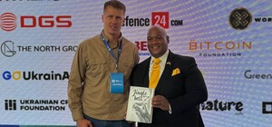 В Лос-Анджелесе презентовали книгу Jingle Bellz бывшего военнопленного Алексея Анули.