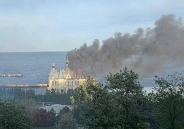 Пожежа в замку Ківалова після ракетного удару 29 квітня 2024 року. 