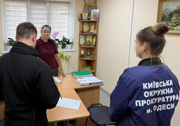 Прокуроры в кабинете подозреваемой в растрате бюджетных средств. 