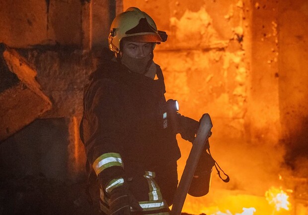 Рятувальник на місці пожежі після обстрілу. 