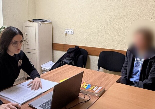 Задержанная в отделении полиции. 