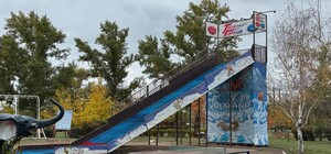 У Запоріжжі встановлюють новий атракціон (фото)