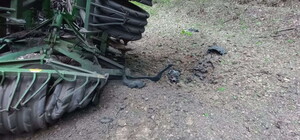 Под Харьковом во время работы на поле подорвался трактор