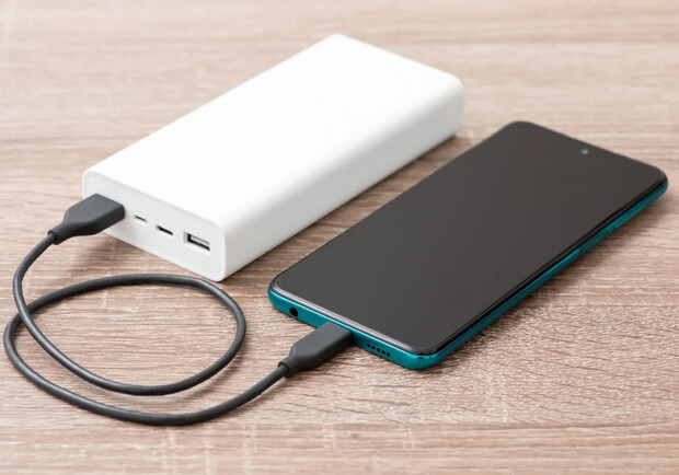 Телефон заряджається від павербанку. 