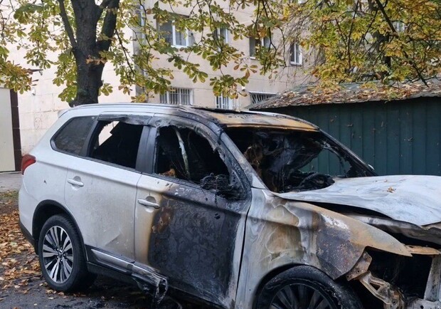 Автомобиль после поджога. 