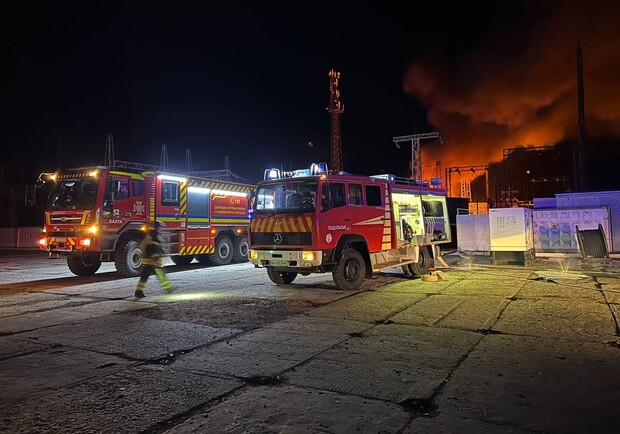 Пожарные на месте обстрела. 