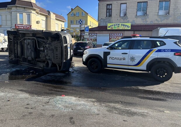 Автомобіль ТЦК та СП, який перекинули вантажники, та автівка патрульних. 