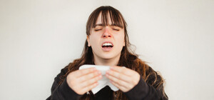 Коли очі спливають слізьми: як відрізнити кон’юнктивіт від алергії