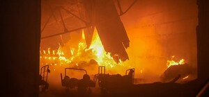 На Одещині через ворожий обстріл згоріли склади: в атмосферу викинуто сотні тонн шкідливих речовин